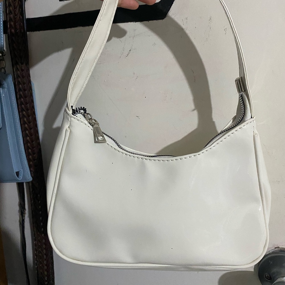 The perfect white hand bag!!